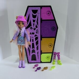 Monster High Werewolf "Clawdeen"  Doll With Coffin Locker Carrier